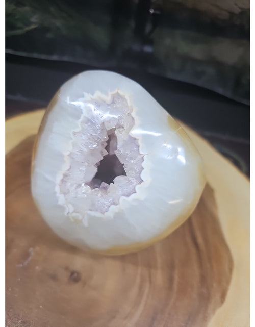 Load image into Gallery viewer, Natural 4.35lb Agate Carnelian Quartz Crystal Geode
