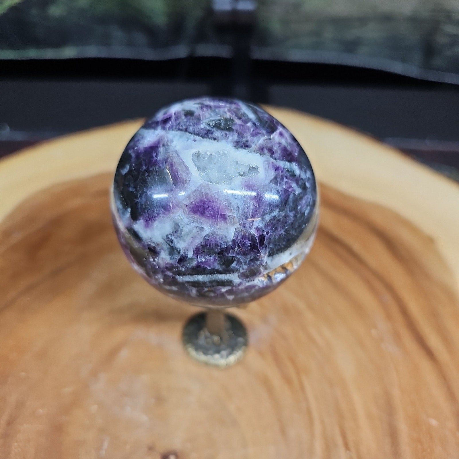 Phantom chevron sphere and stand