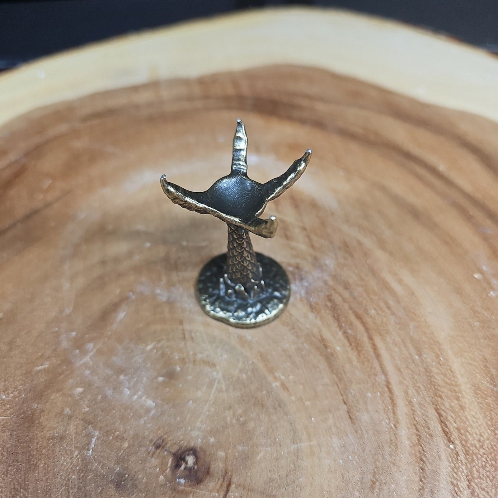 Phantom chevron sphere and stand