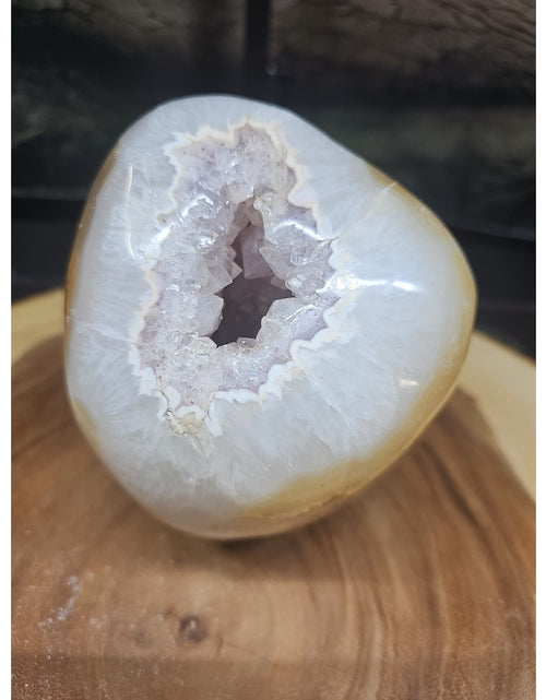 Load image into Gallery viewer, Natural 4.35lb Agate Carnelian Quartz Crystal Geode
