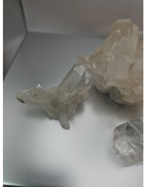 Load image into Gallery viewer, Quartz Crystal Cluster .97lb 4pcs
