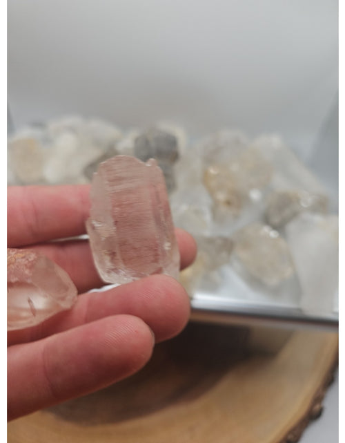 Load image into Gallery viewer, Quartz crystal points 1lb From Brazil
