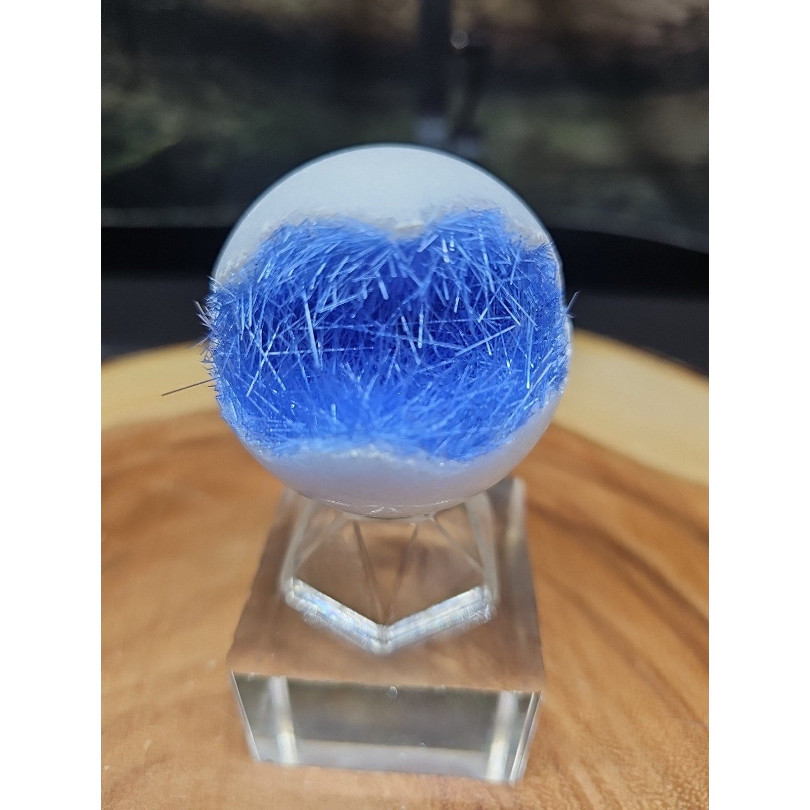 Magnesium phosphate Sphere W/Stand 154g 50mm