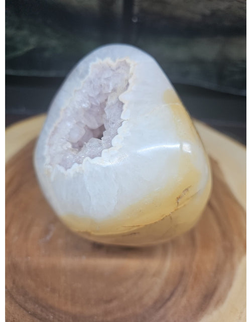 Load image into Gallery viewer, Natural 4.35lb Agate Carnelian Quartz Crystal Geode
