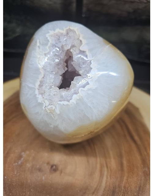 Load image into Gallery viewer, Natural 4.35lb Agate Carnelian Quartz Crystal Geode

