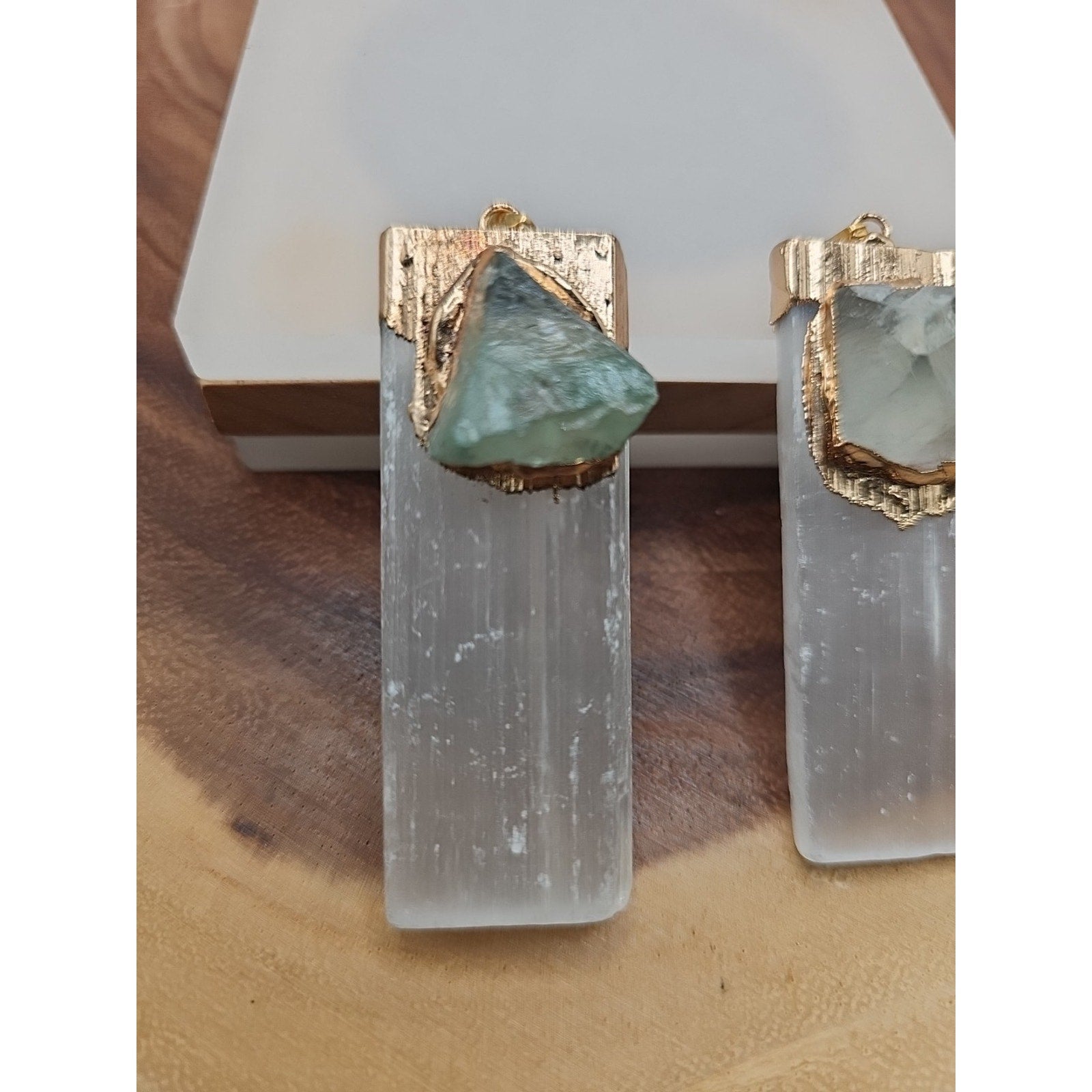 1 Each Fluorite Pendante/Selenite