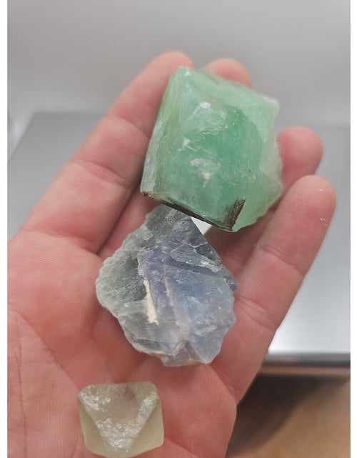 Load image into Gallery viewer, Flourite Specimens 3pcs .97oz
