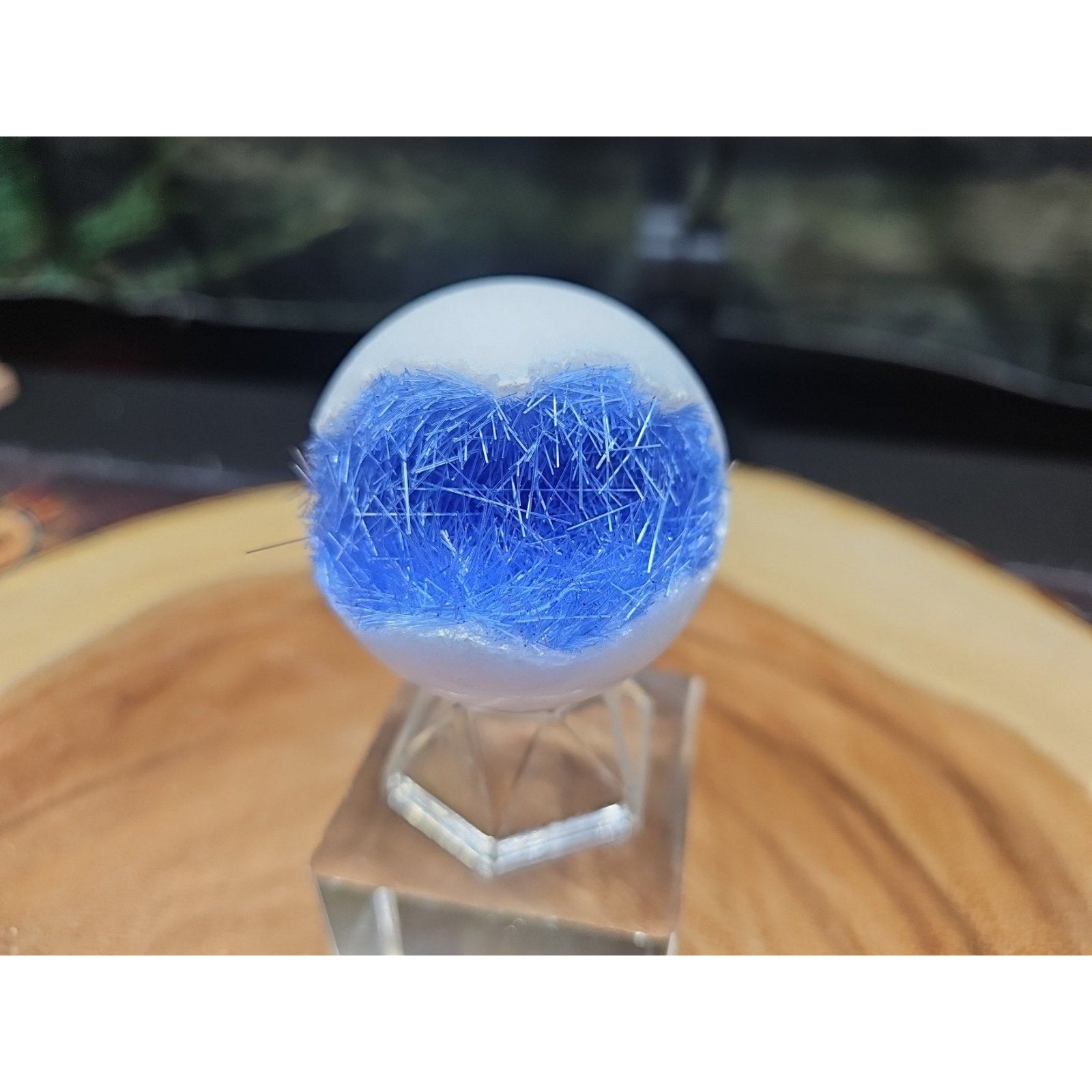 Magnesium phosphate Sphere W/Stand 154g 50mm