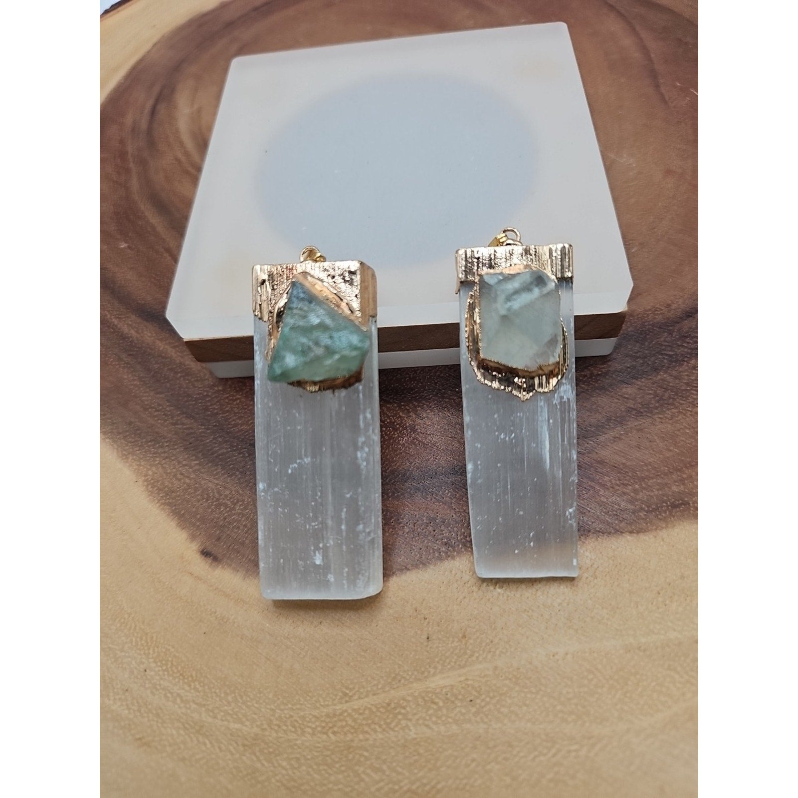 1 Each Fluorite Pendante/Selenite