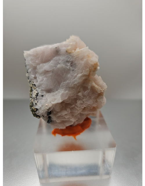 Load image into Gallery viewer, Mangano Calcite Peru 136grams

