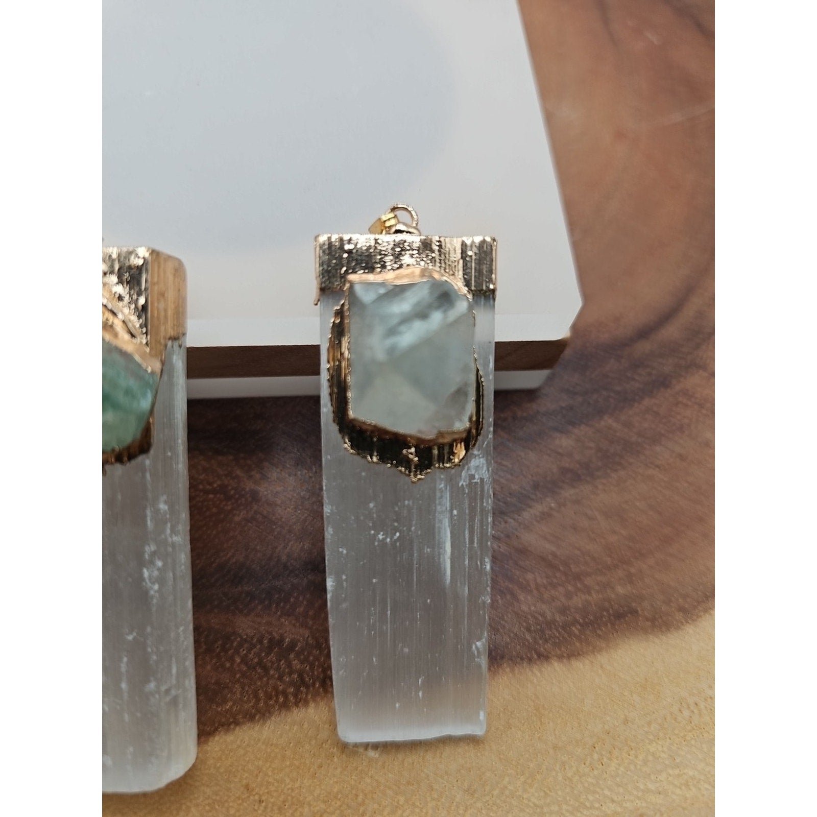 1 Each Fluorite Pendante/Selenite