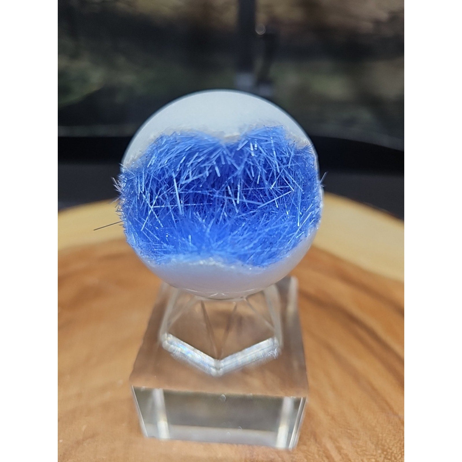 Magnesium phosphate Sphere W/Stand 154g 50mm