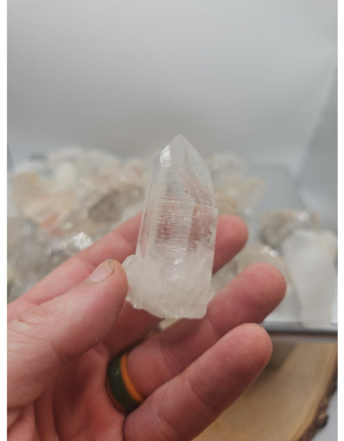 Load image into Gallery viewer, Quartz crystal points 1lb From Brazil
