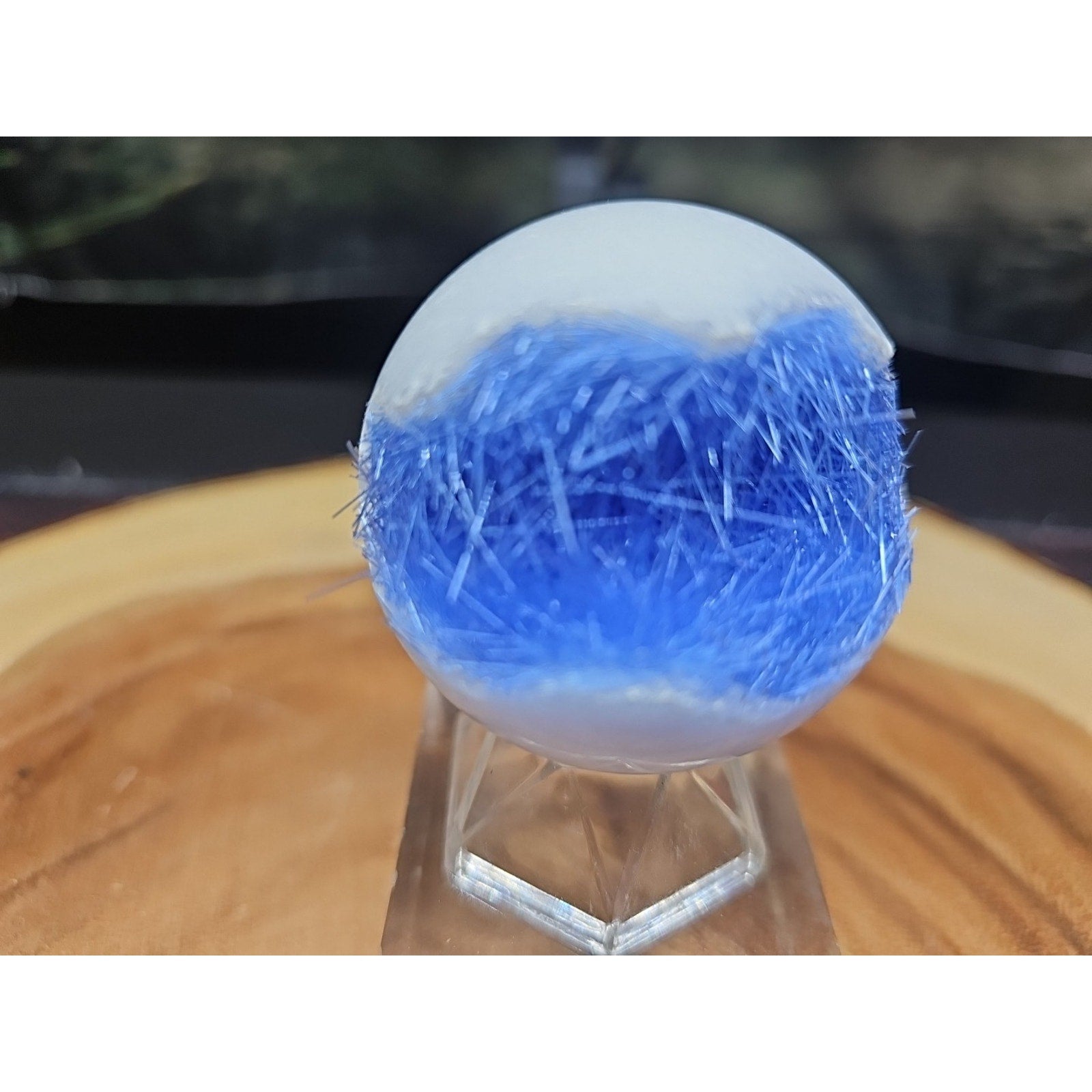 Magnesium phosphate Sphere W/Stand 154g 50mm