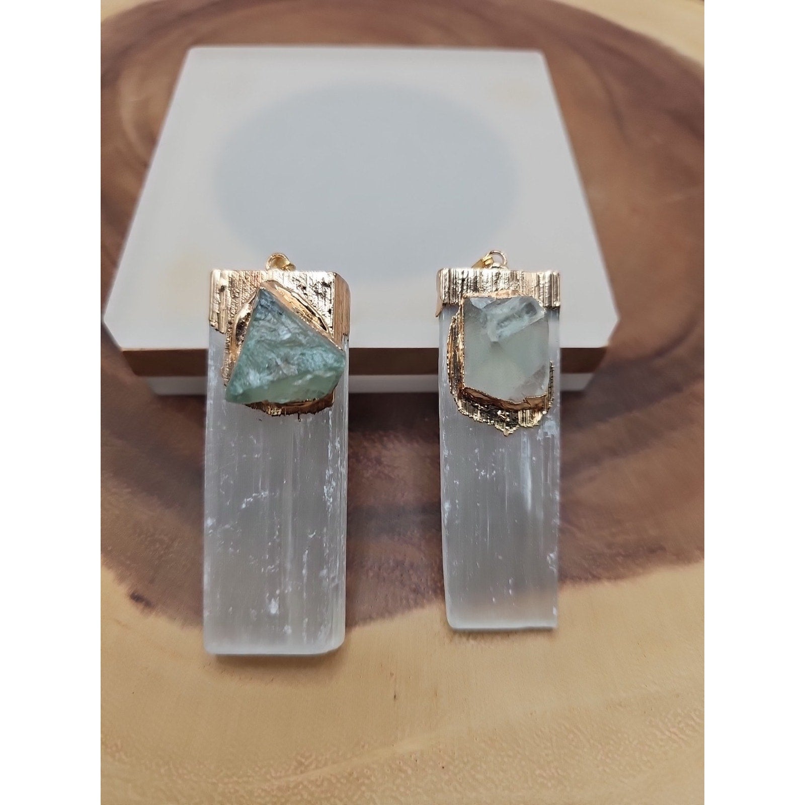 1 Each Fluorite Pendante/Selenite