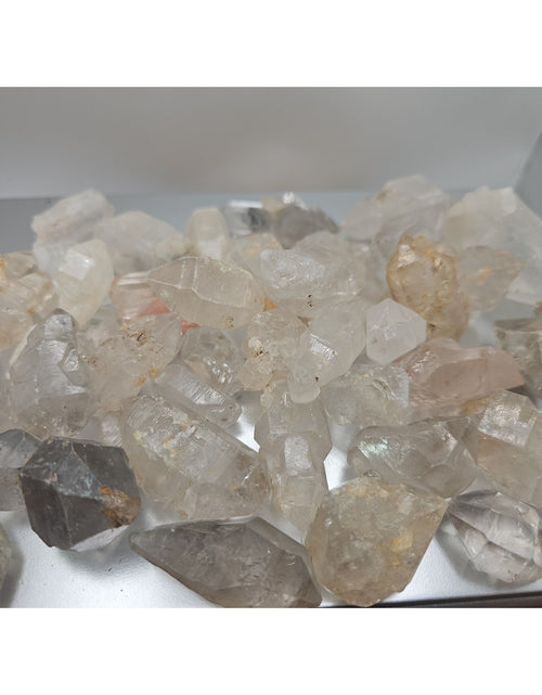 Load image into Gallery viewer, Quartz crystal points 1lb From Brazil
