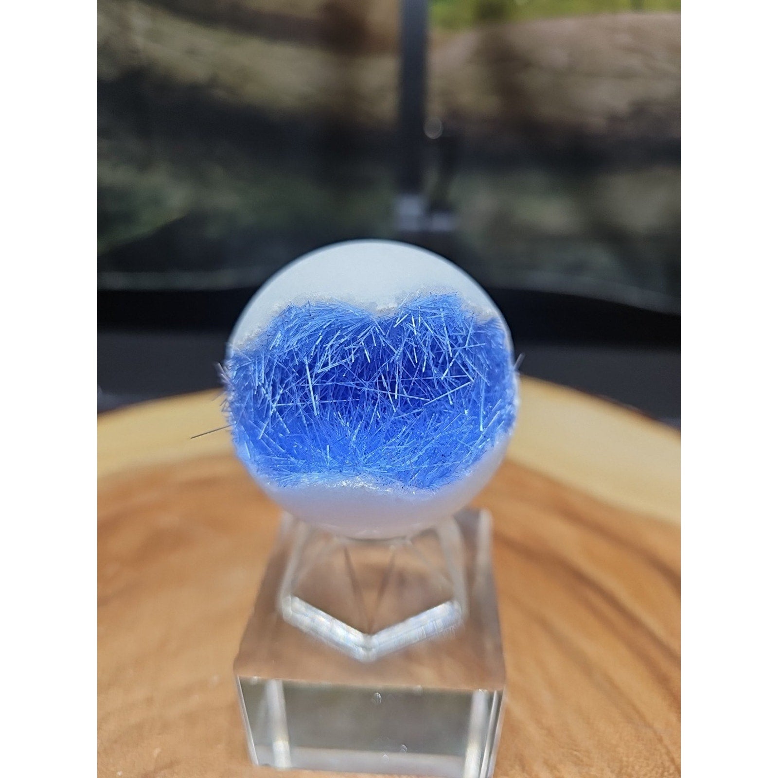 Magnesium phosphate Sphere W/Stand 154g 50mm