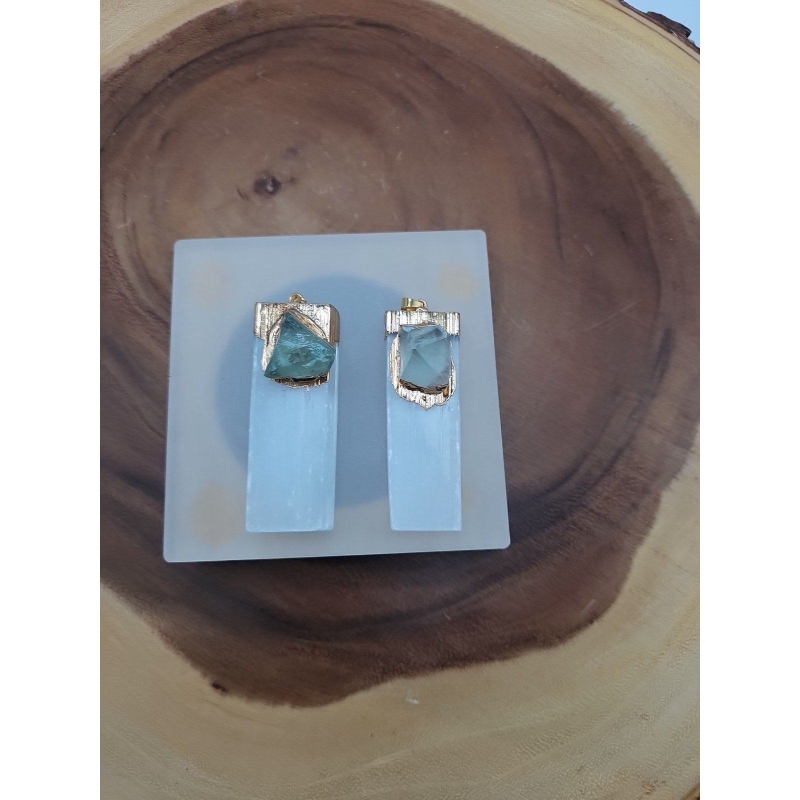 1 Each Fluorite Pendante/Selenite