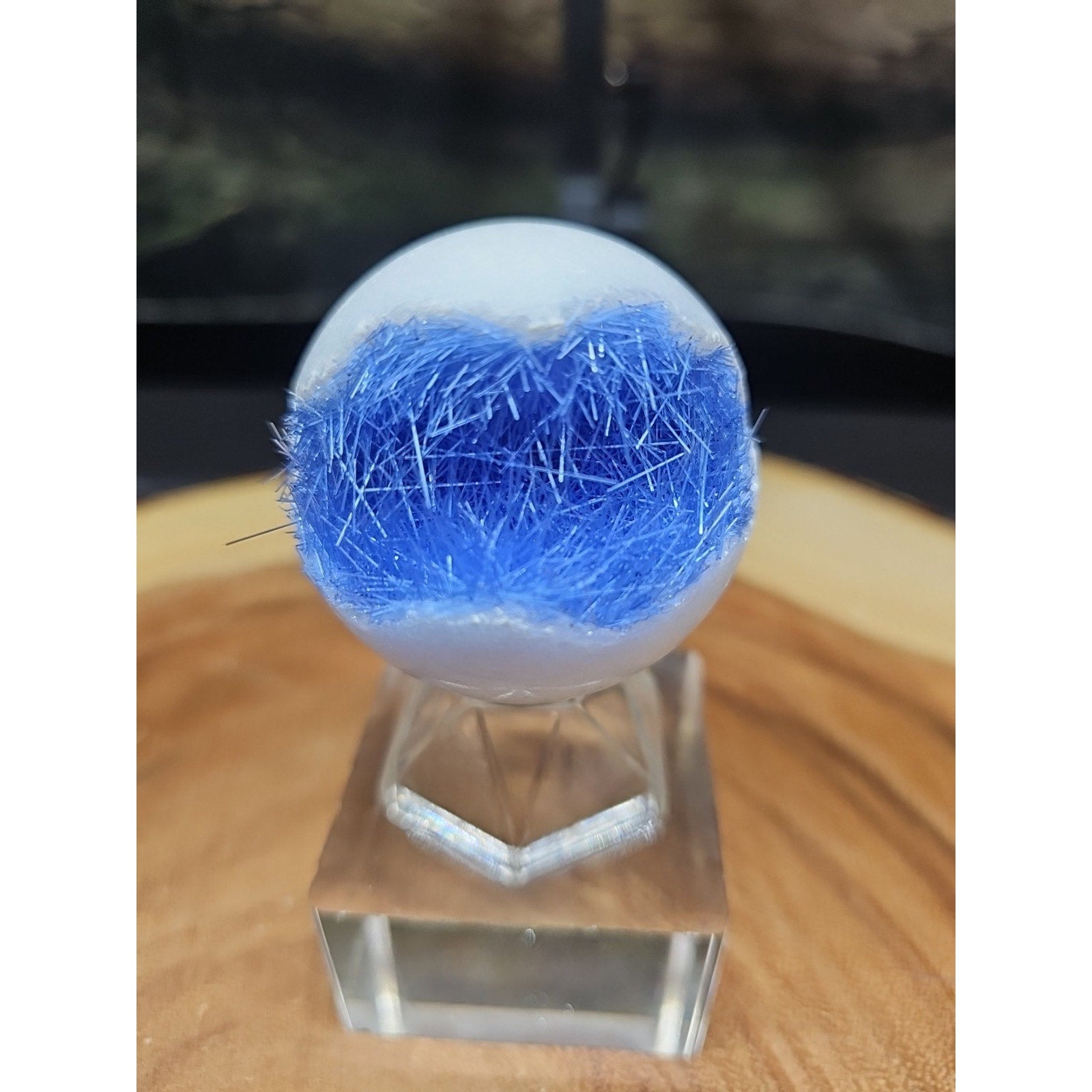 Magnesium phosphate Sphere W/Stand 154g 50mm