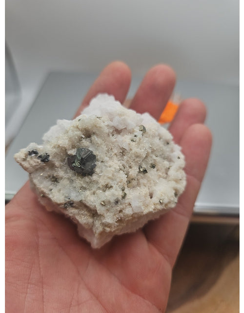 Load image into Gallery viewer, Mangano Calcite Peru 121grams
