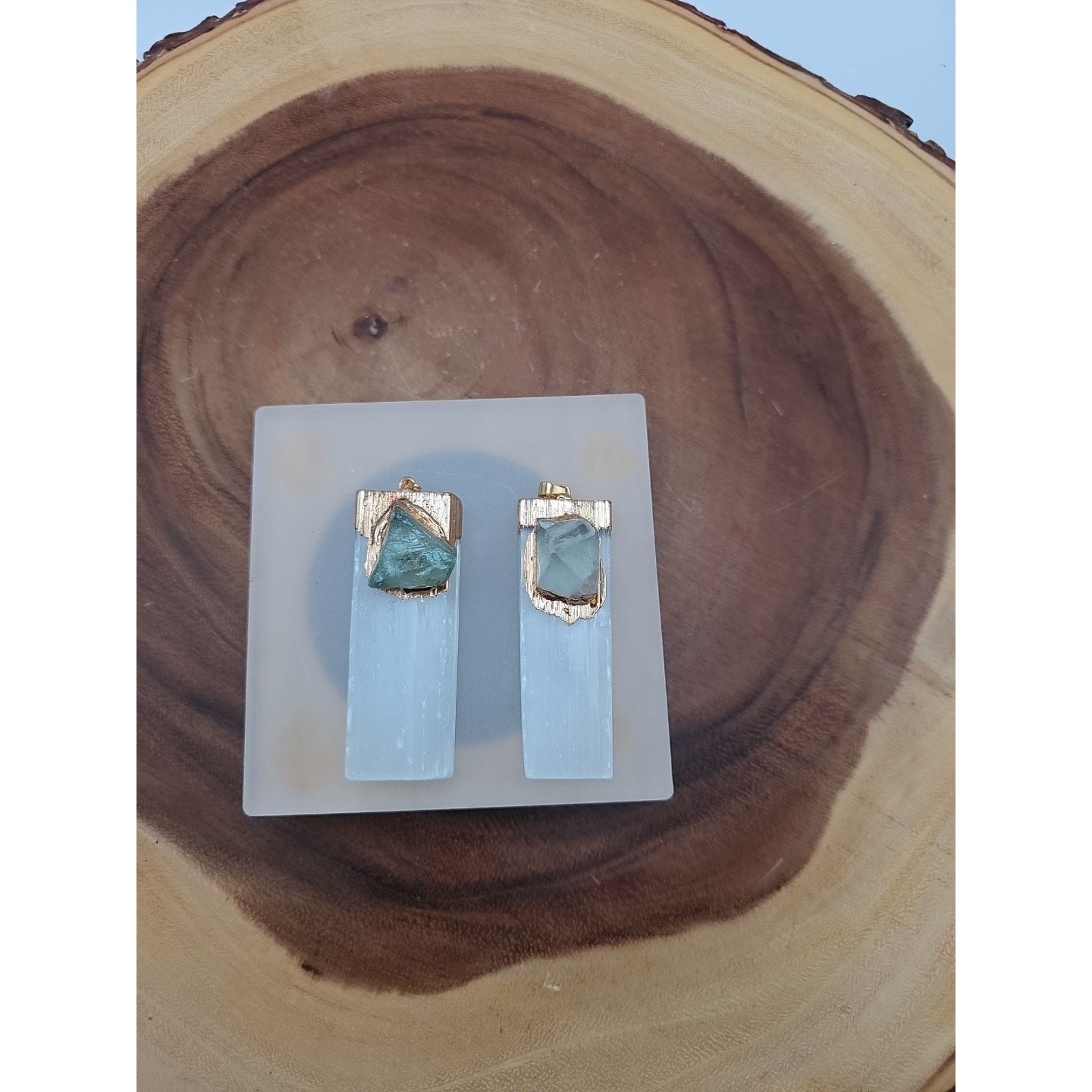 1 Each Fluorite Pendante/Selenite