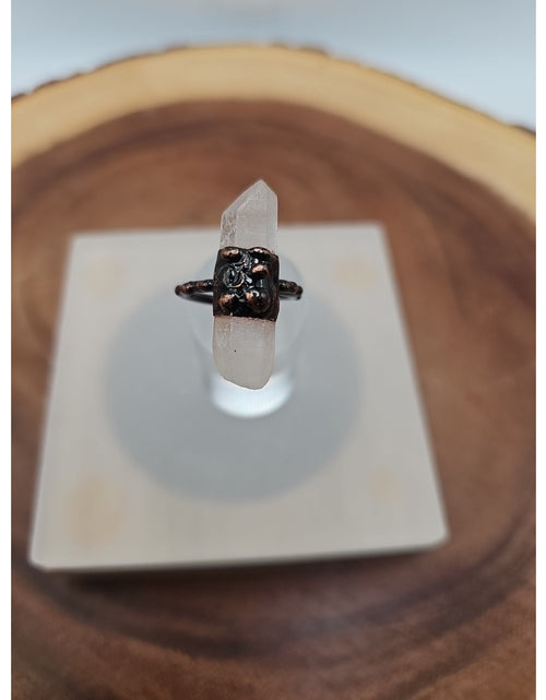 Load image into Gallery viewer, Adjustable Quartz Crystal Ring
