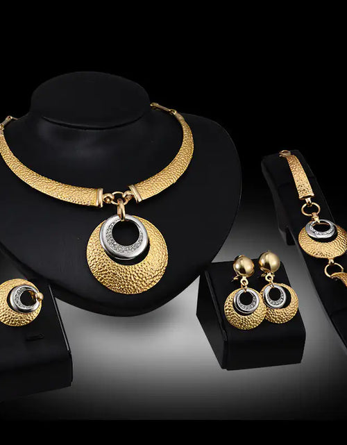 Load image into Gallery viewer, Gold Indian Bridal Jewelry Set
