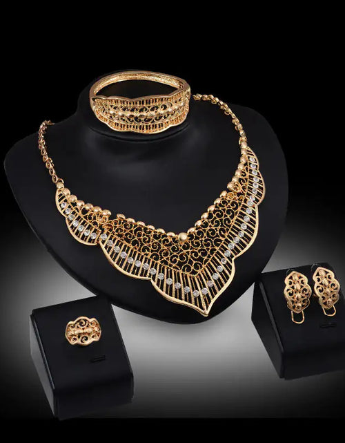 Load image into Gallery viewer, Gold Indian Bridal Jewelry Set
