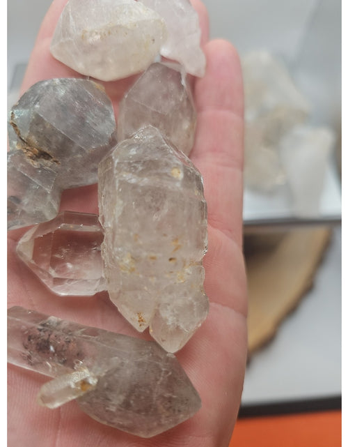 Load image into Gallery viewer, Quartz crystal points 1lb From Brazil

