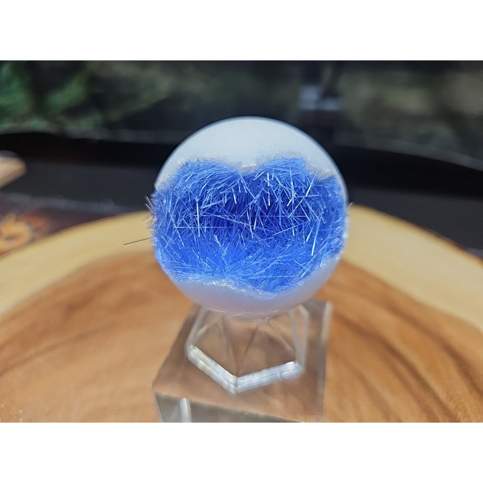 Magnesium phosphate Sphere W/Stand 154g 50mm