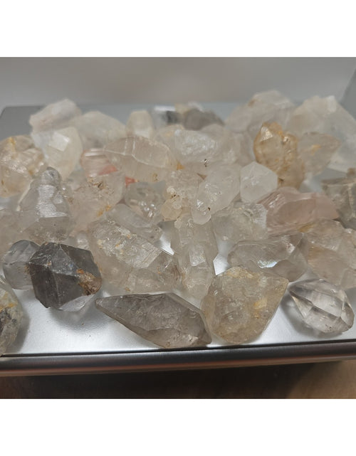 Load image into Gallery viewer, Quartz crystal points 1lb From Brazil
