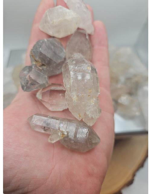Load image into Gallery viewer, Quartz crystal points 1lb From Brazil
