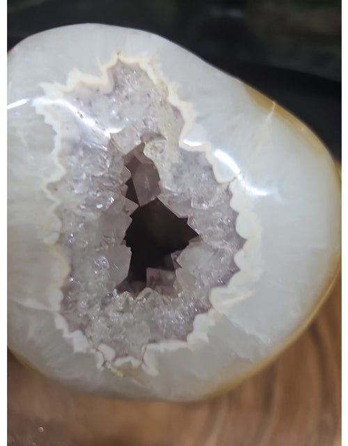Load image into Gallery viewer, Natural 4.35lb Agate Carnelian Quartz Crystal Geode
