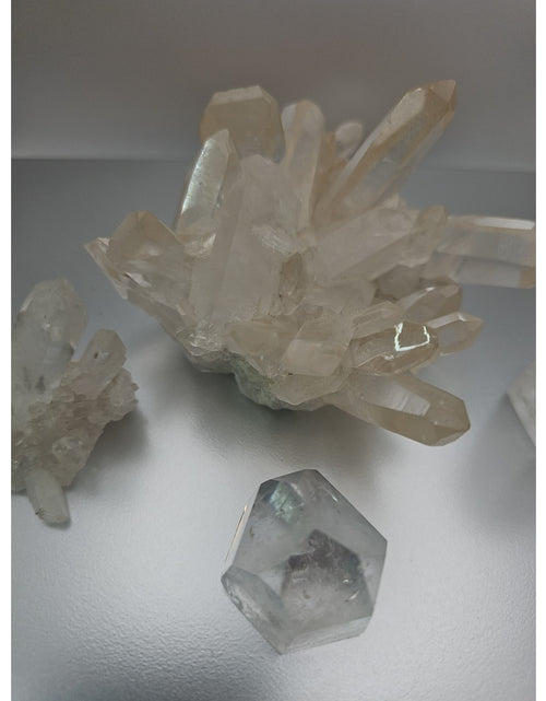 Load image into Gallery viewer, Quartz Crystal Cluster .97lb 4pcs
