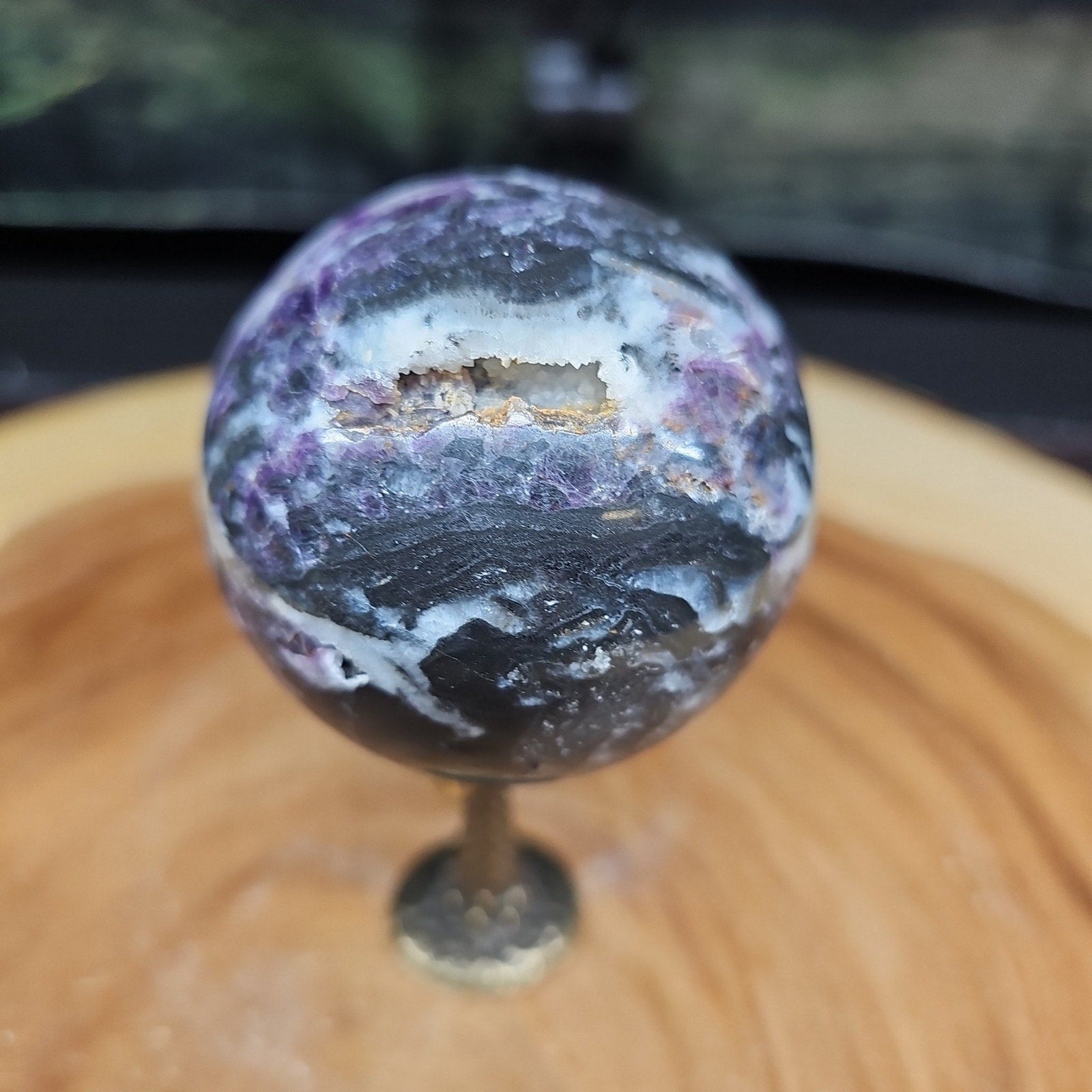 Phantom chevron sphere and stand