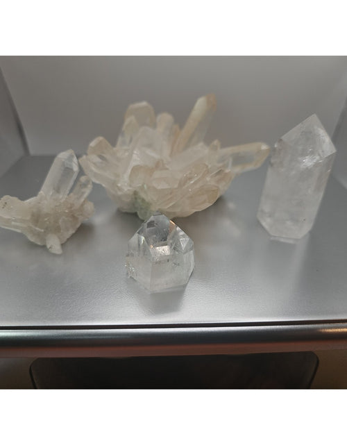 Load image into Gallery viewer, Quartz Crystal Cluster .97lb 4pcs
