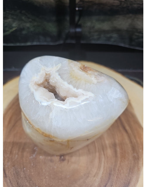 Load image into Gallery viewer, Natural 4.71lb Agate Carnelian Quartz Crystal Geode
