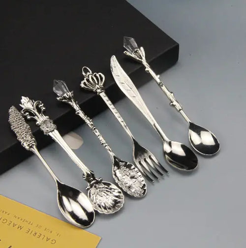 Load image into Gallery viewer, Vintage Dessert Royal Style  Cutlery Set
