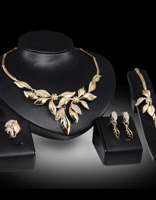 Load image into Gallery viewer, Gold Indian Bridal Jewelry Set
